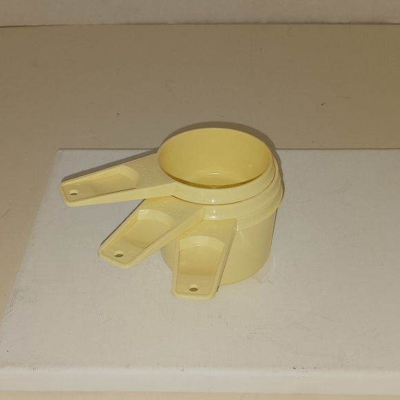 Tupperware Pale Yellow Measuring Cups - Vintage, EUC - Picture 1 of 8